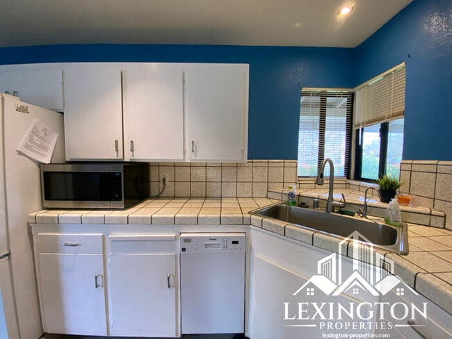 Building Photo - Beautiful, 3BD/2BA, Home available in Sacramento off Madison Ave. and Auburn Blvd.