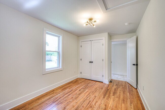 Building Photo - 203 W Cedar St