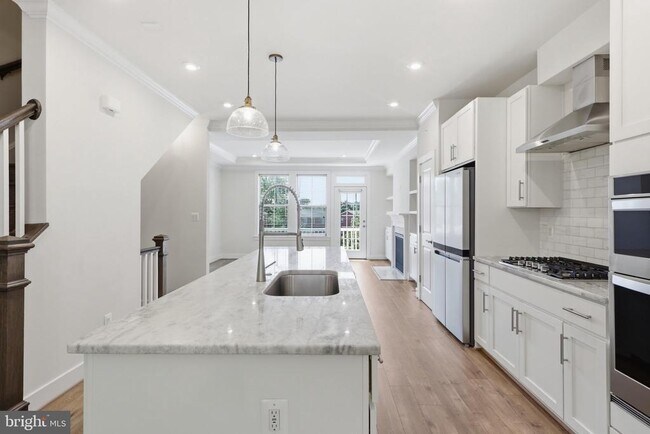 Building Photo - 2252 S Glebe Rd