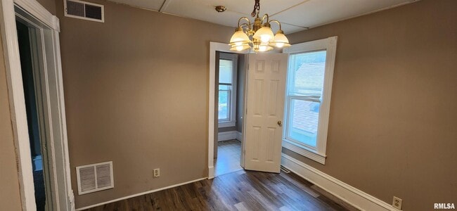 Building Photo - 814 13th Ave S