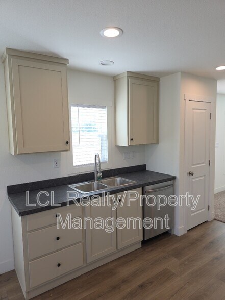 Building Photo - 33030 CA-74