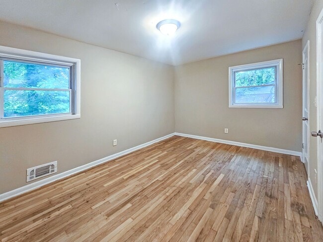 Building Photo - Spacious 4 Bedroom Home Near University Av...