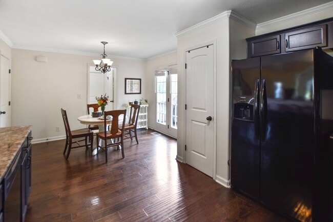 Building Photo - Pet Friendly Three Bedroom!