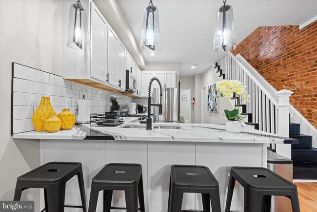 Building Photo - 2219 E Chase St