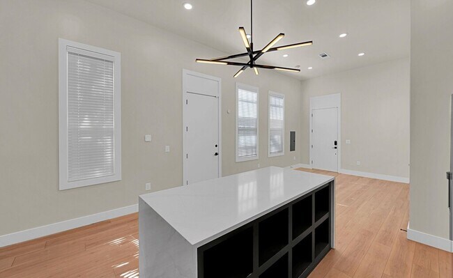 Building Photo - Beautiful 3 bedroom / 3 bath house available now!