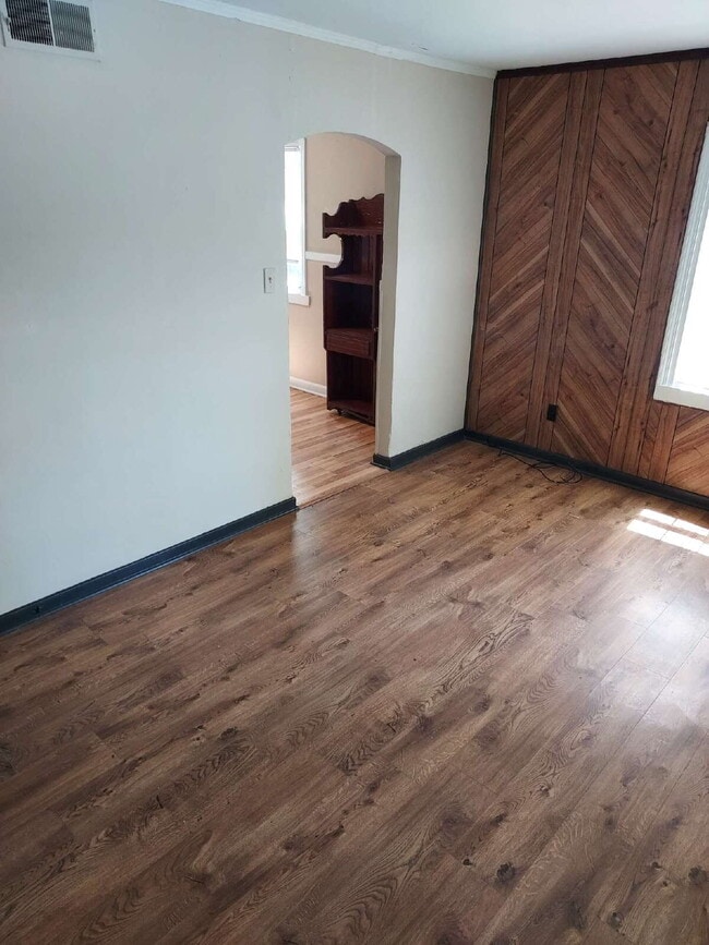 Building Photo - "Charming 2-Bedroom Gem with Cozy 744 Sq F...