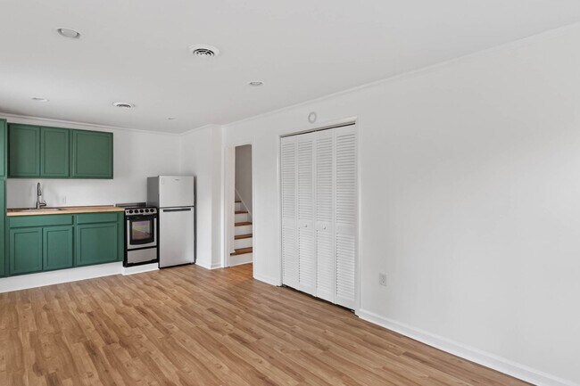 Building Photo - Newly updated apartment