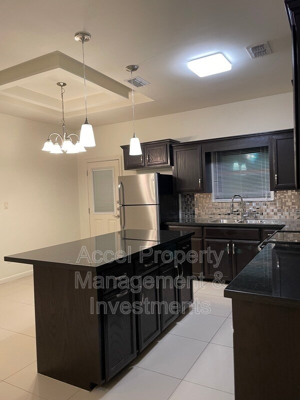 Building Photo - 1715 W Smith Dr