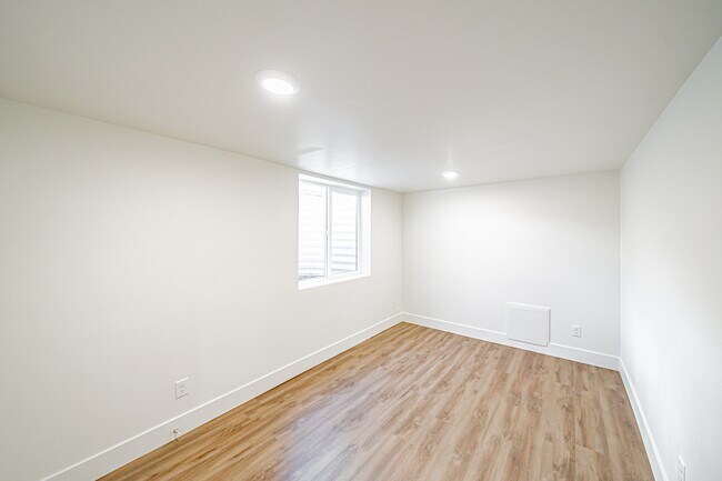 Building Photo - 303 W 20th St
