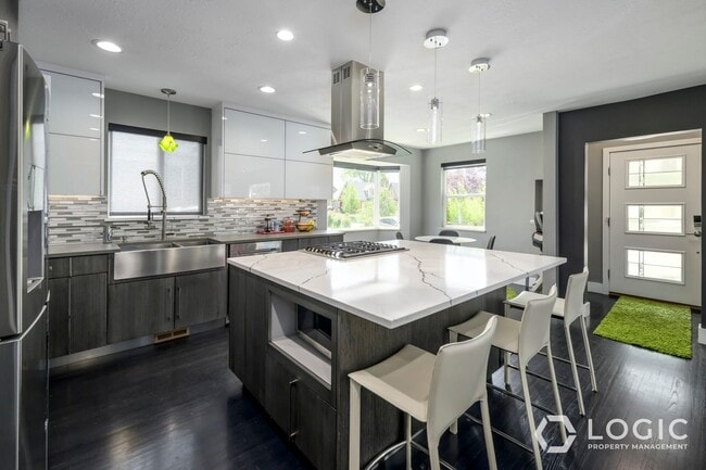 Building Photo - Beautiful Home in Salt Lake!