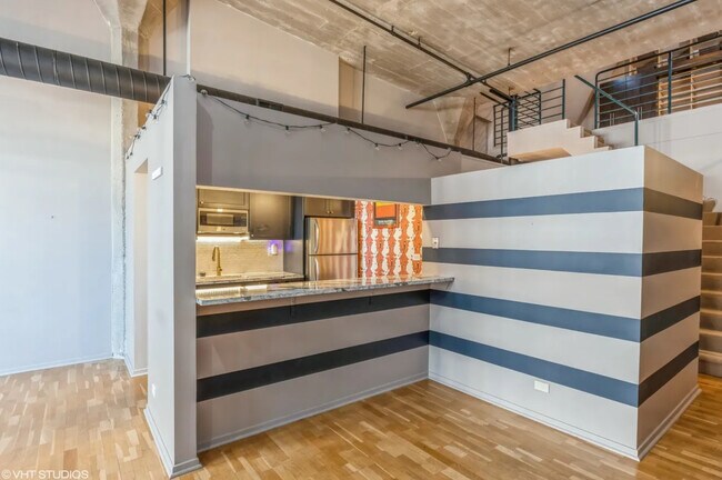 Building Photo - 621 S Plymouth Ct