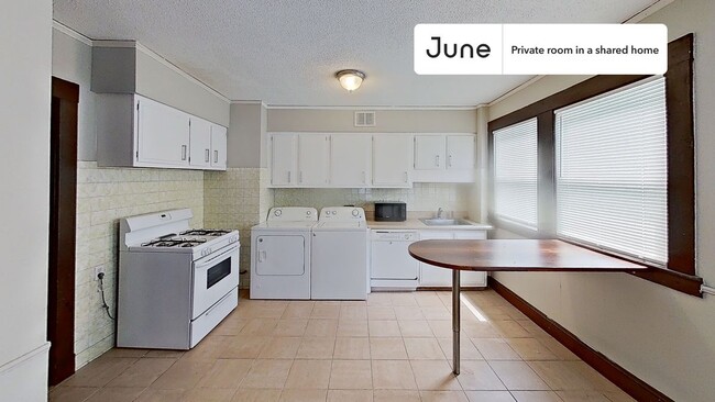 Building Photo - Private bedroom in 4 bed/1 bath Home