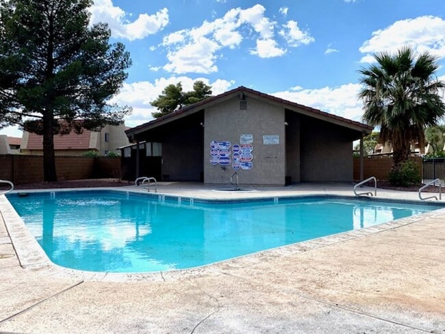 Building Photo - Renovated townhome features 2 Beds and 1.5...