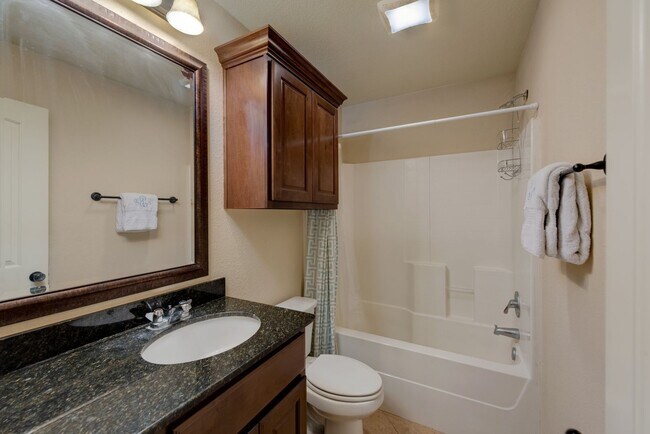 Building Photo - Beautiful Duplex with 5 Bed, 4 Bath Right ...