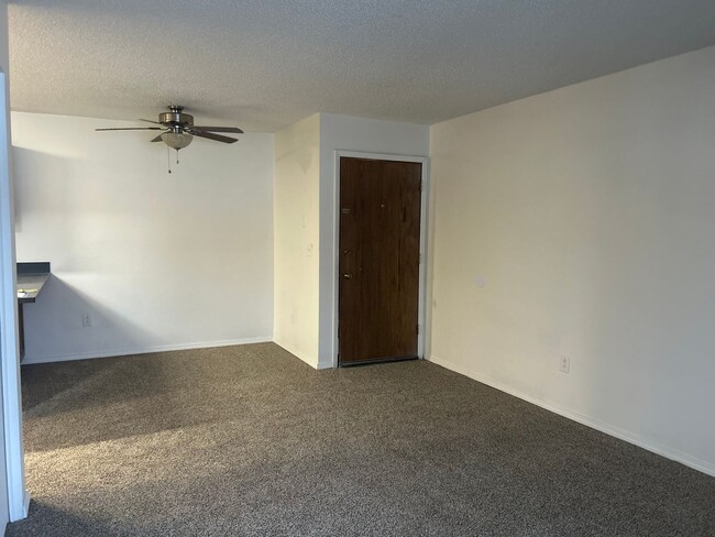 Building Photo - Woodridge 228 Unit 5