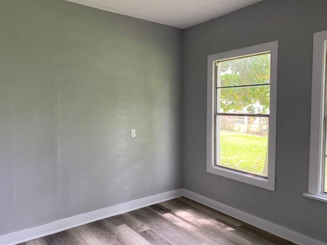 Building Photo - 1/2 OFF FIRST MONTH'S RENT  LARGE REMODELE...