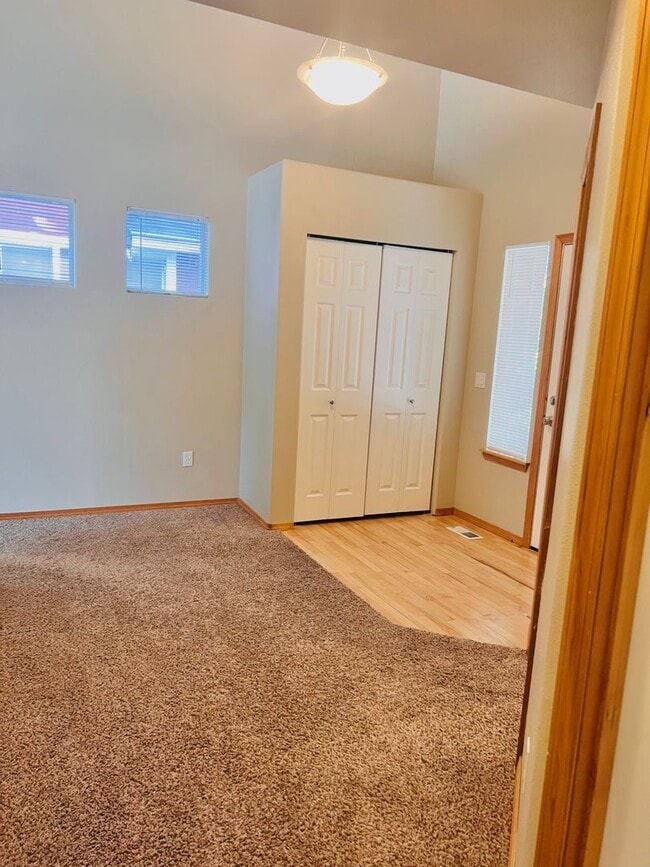 Building Photo - Enormous 4 Bed 2.5Bath + Bonus Room Great Lacey Neighborhood
