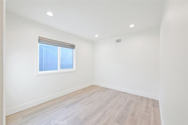Building Photo - 411 Goldenrod Ave