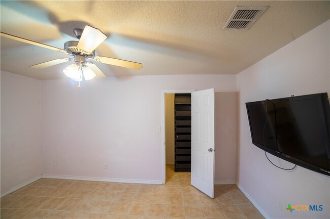 Building Photo - 511 Cowhand Dr