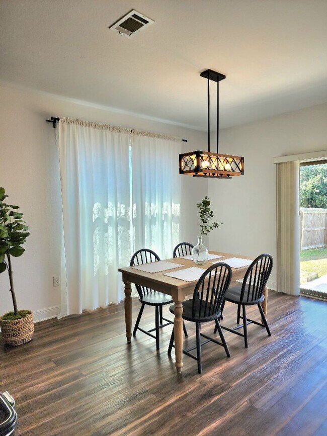 Building Photo - Discover Fine Living in this Captivating 3 Bed/2 Bath Home!