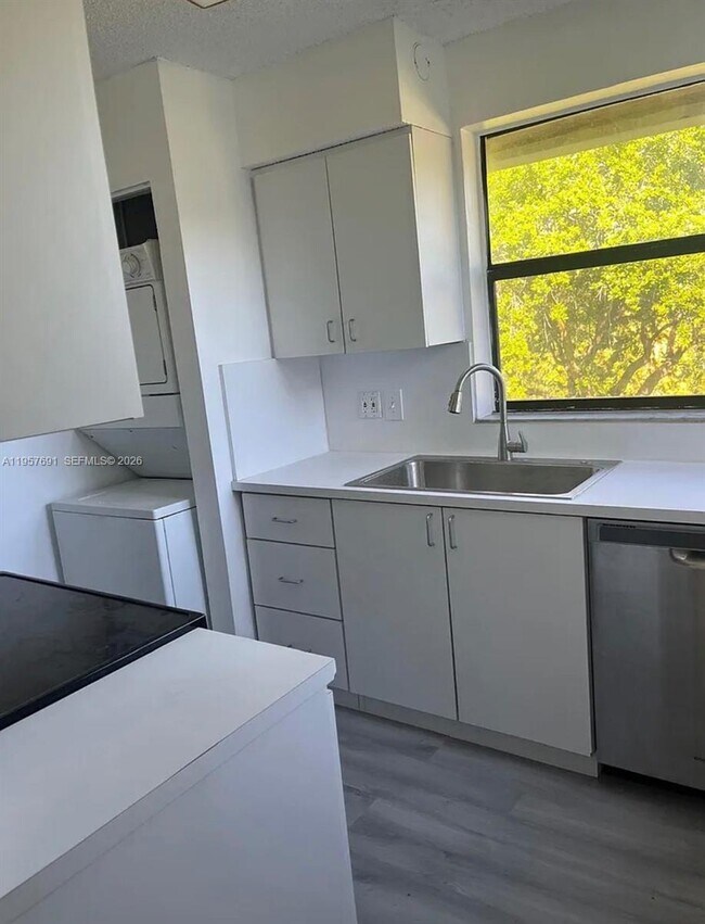 Building Photo - 975 N Franklin Ave