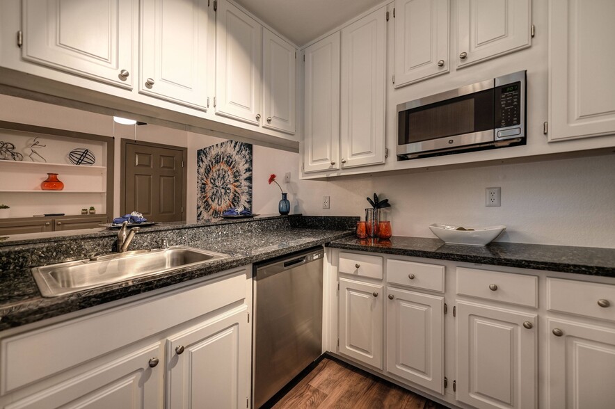 Sandpiper white Cabinets - Lake Pointe