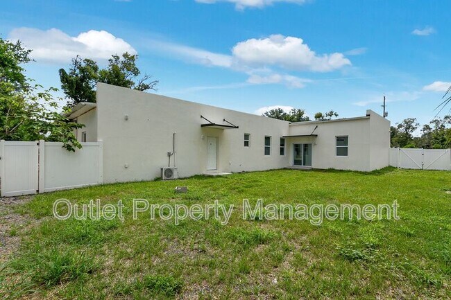 Building Photo - 1649 Lake Dr