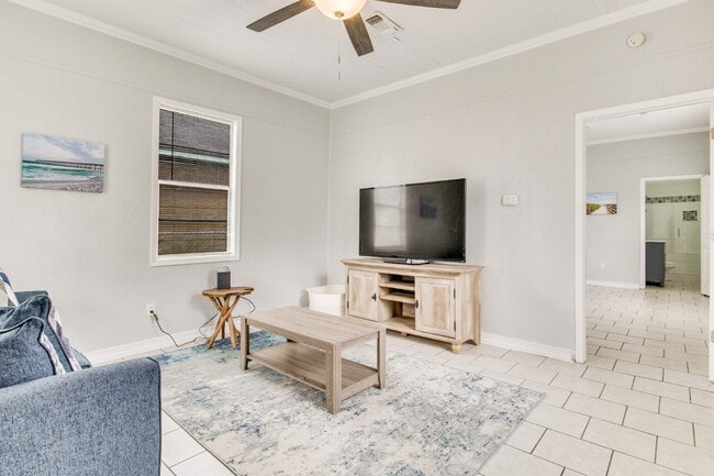 Building Photo - Charming Shotgun Home Just Minutes from Do...