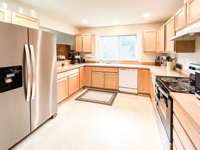 Building Photo - Rambler w/ Daylight Basement!