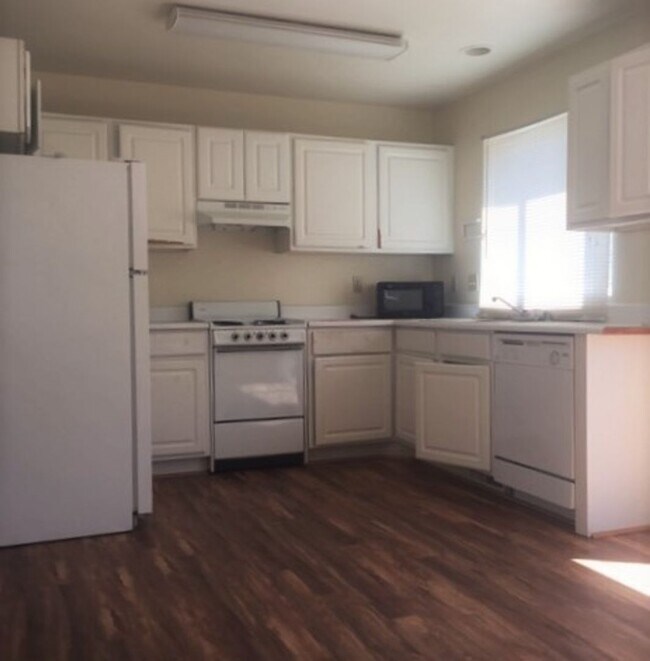 Building Photo - 1731 W Kagy Blvd
