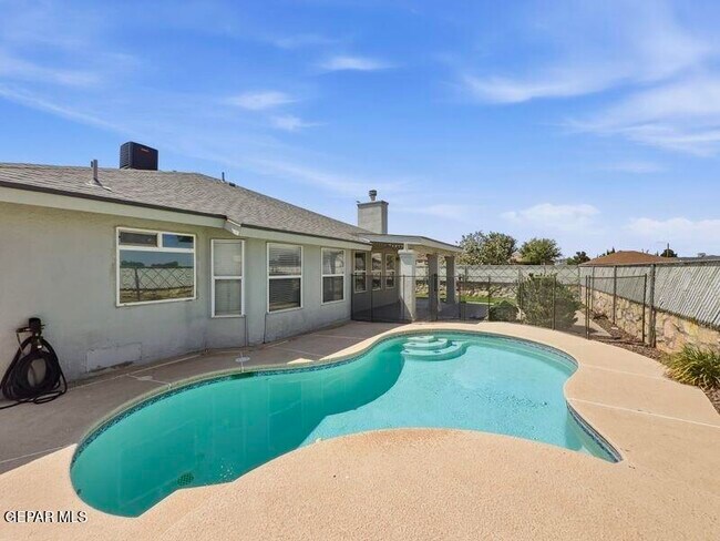 Building Photo - 10888 Loma Franklin Dr