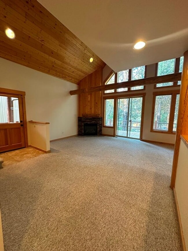 Building Photo - Chalet in the Running Y