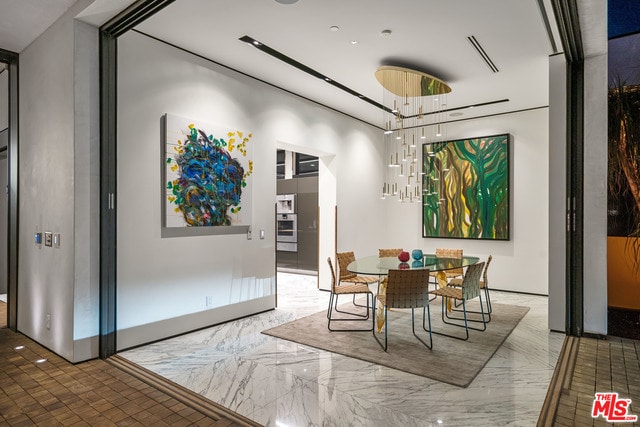 Building Photo - 809 N Rexford Dr