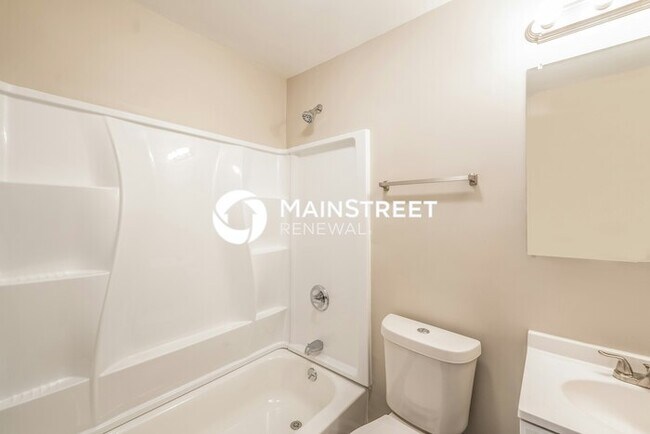 Building Photo - 3 Bedroom Pet-Friendly Home in Center Poin...