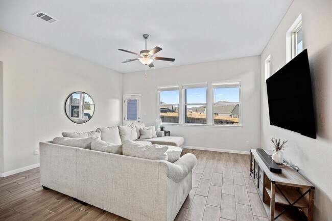 Building Photo - Amazing 5 Bedroom Home - Georgetown