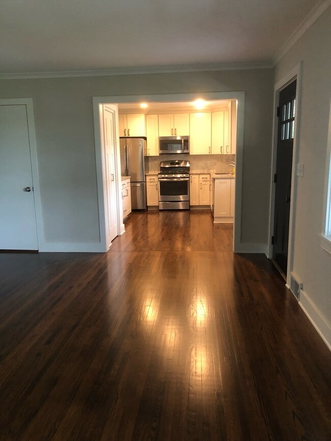 Building Photo - 615 Rice St E