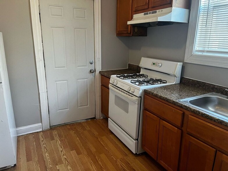 Building Photo - 1336 E 76th St