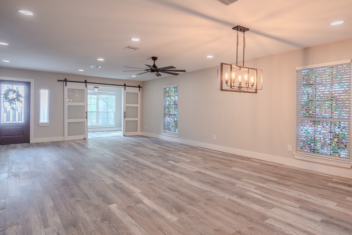 Building Photo - 722 Riveredge Dr