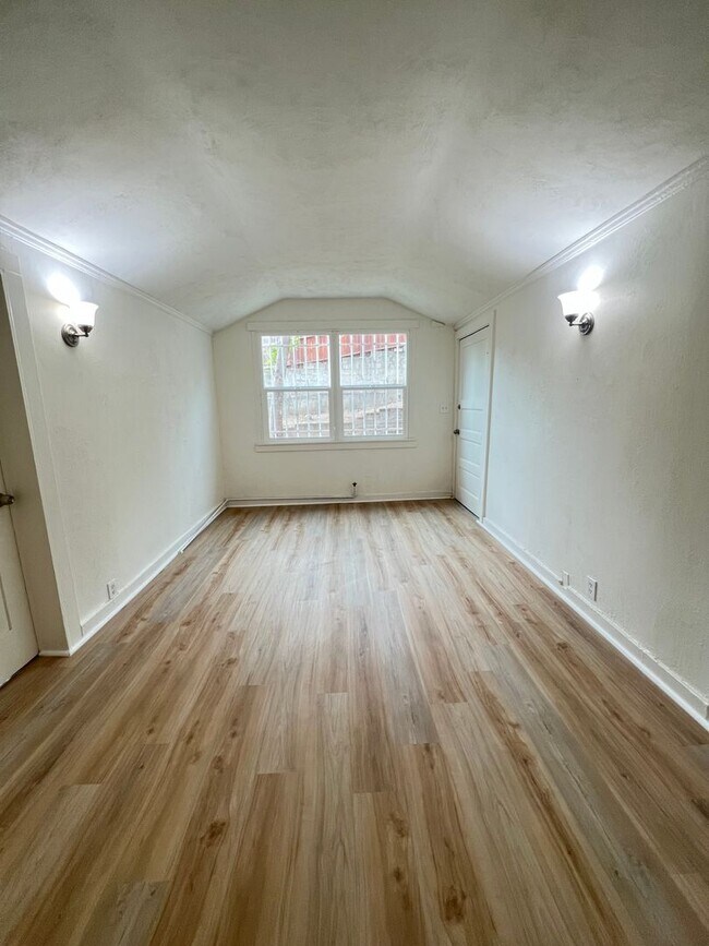Building Photo - 932Edge