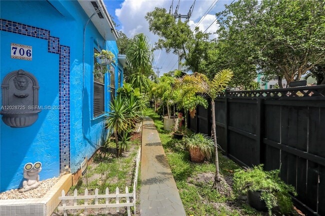 Building Photo - 706 S 19th Ave