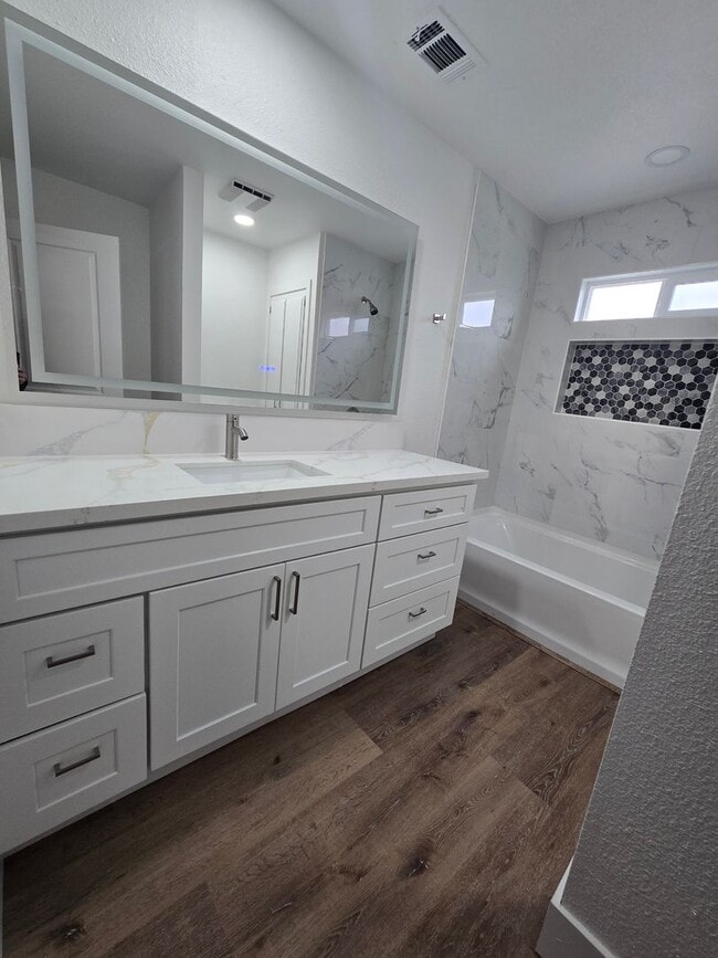 Building Photo - 3 Br 2 BA with extra room in back available now