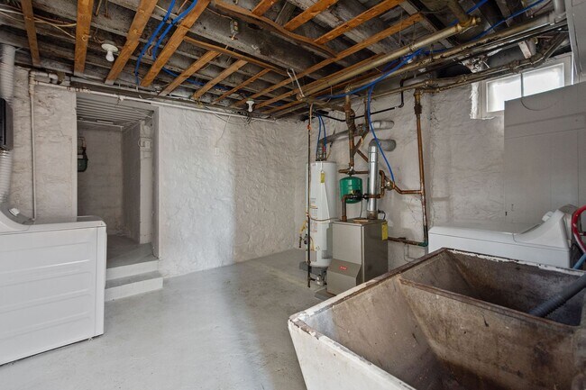 Building Photo - Beautiful 3 bedroom in McKees Rocks availa...