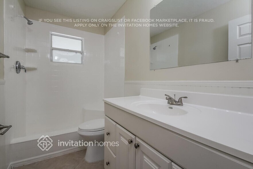 Building Photo - 923 38th St W