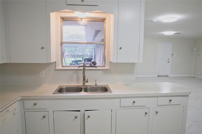 Building Photo - 5007 Hazelton St