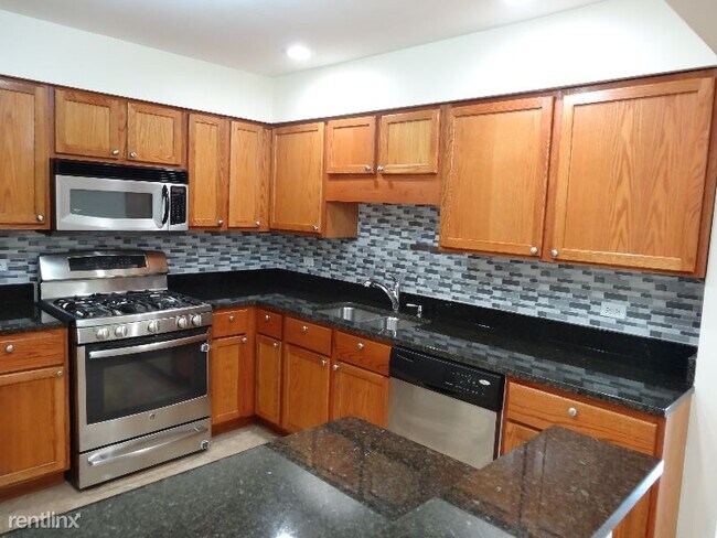Building Photo - 2 br, 1 bath Condo - 670 Marilyn Ave