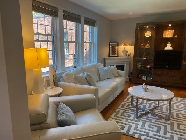 Building Photo - 116 Floral St