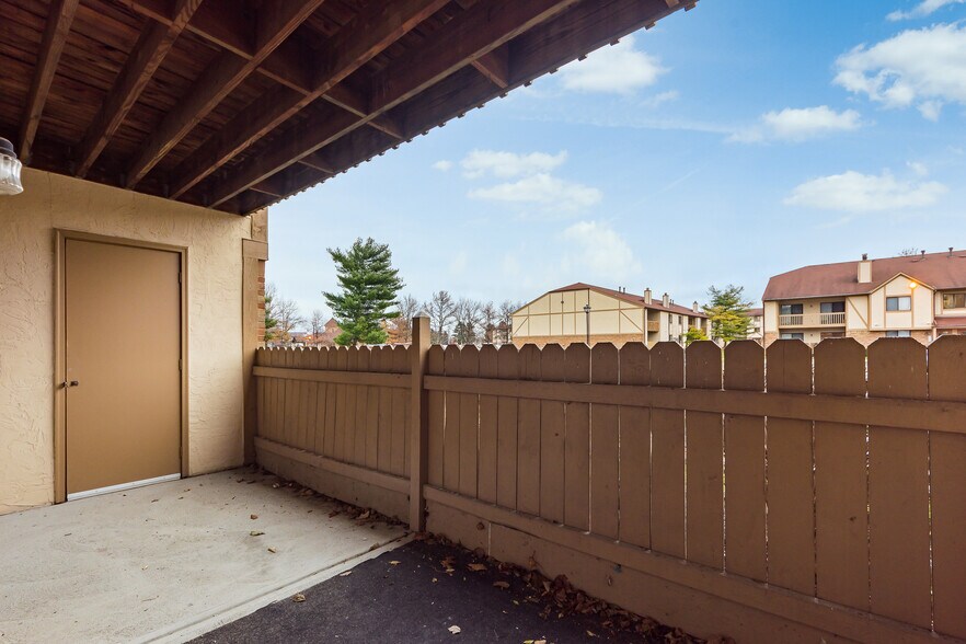 Building Photo - 2257 Hedgerow Road