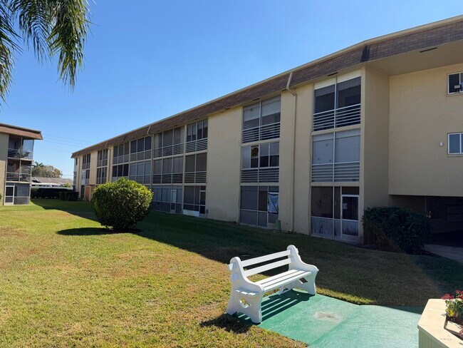 Building Photo - 600 Village Green Ct