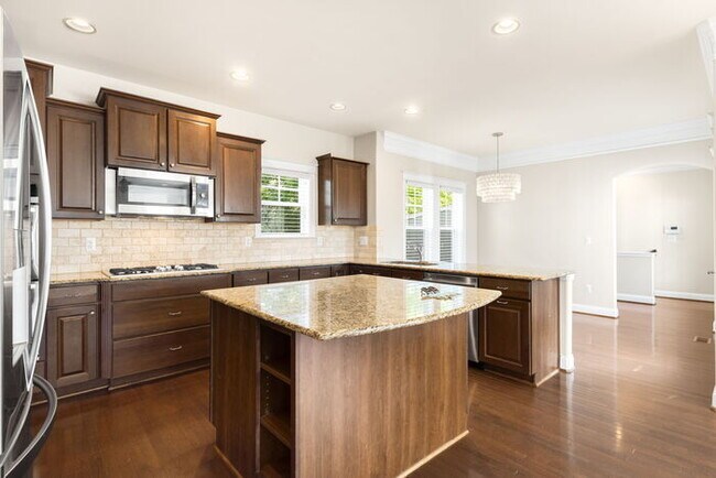 Building Photo - Spacious, modern 5 bed 4 bath home
