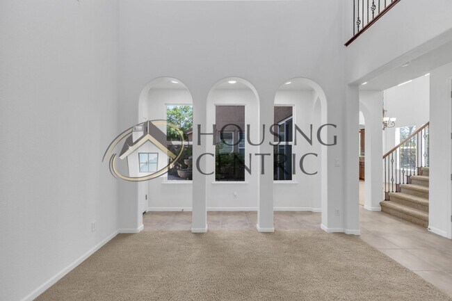 Building Photo - Beautiful Executive Home w/ Pool on 1/2 Ac...